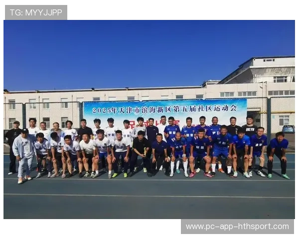 冠军球队球员参与社区文化活动促进城市体育文化建设，社区足球文化