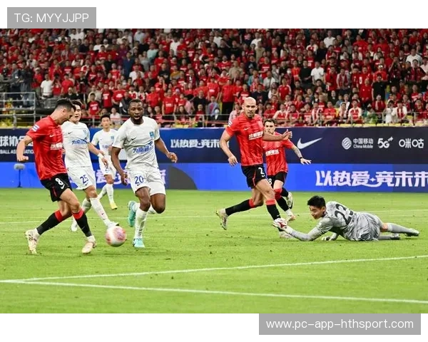 球星在训练营练习连续短传后的冲刺插上，形成进攻链条