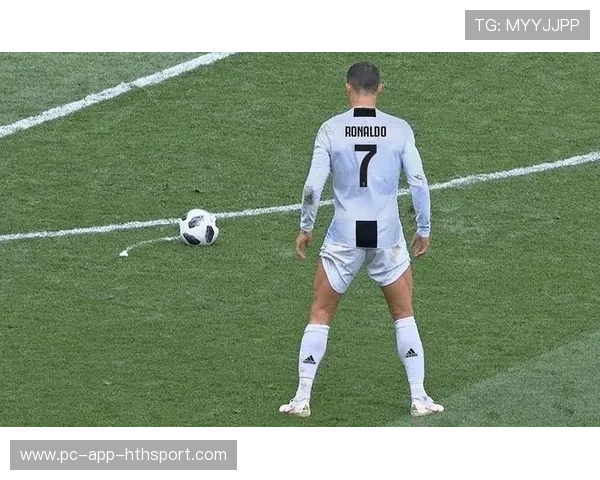 C罗踢出超级任意球,皮球直挂死角 C罗踢出超级任意球,皮球直挂死角