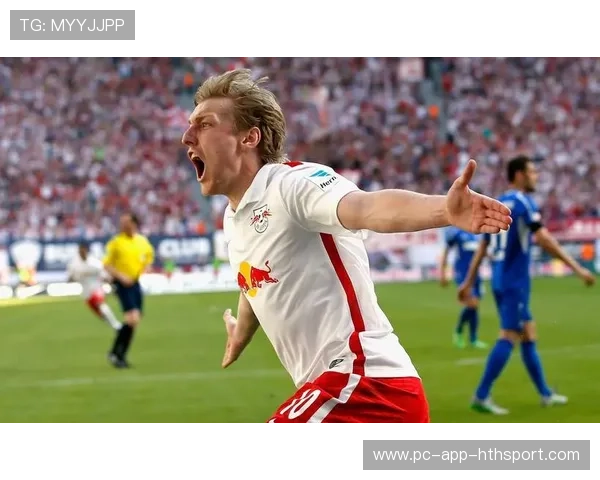 德甲莱比锡边路配合见效，客队防线崩解